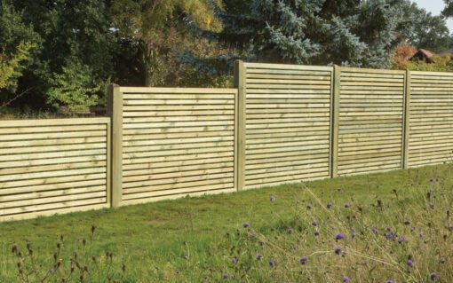 slatted fencing panels in garden - decreasing heights